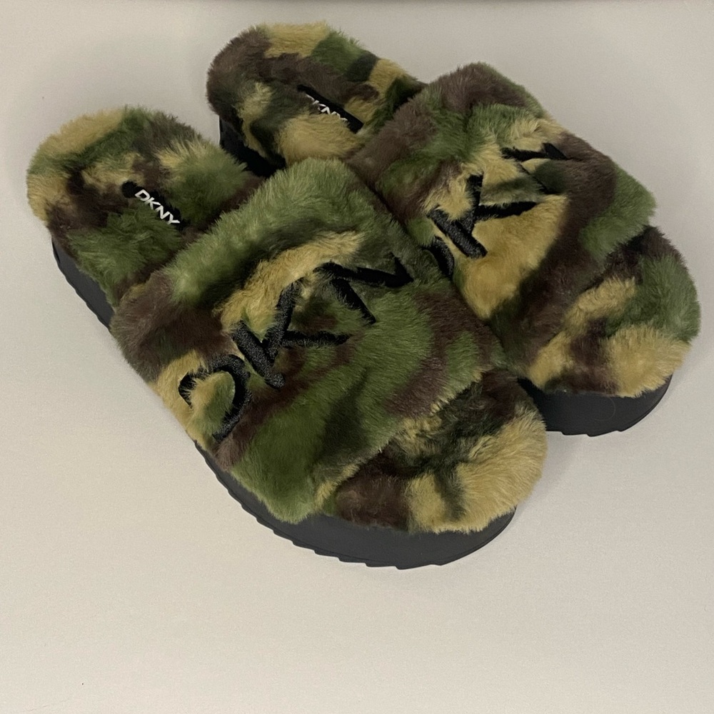 DKNY Palz Platform Camo Slippers,‎ 8